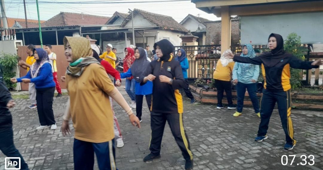 Polwan Polsek Krian Jalin Kebersamaan Senam Sehat Bersama Warga