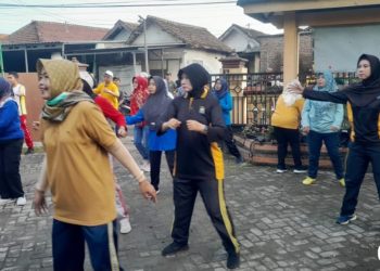 Polwan Polsek Krian Jalin Kebersamaan Senam Sehat Bersama Warga