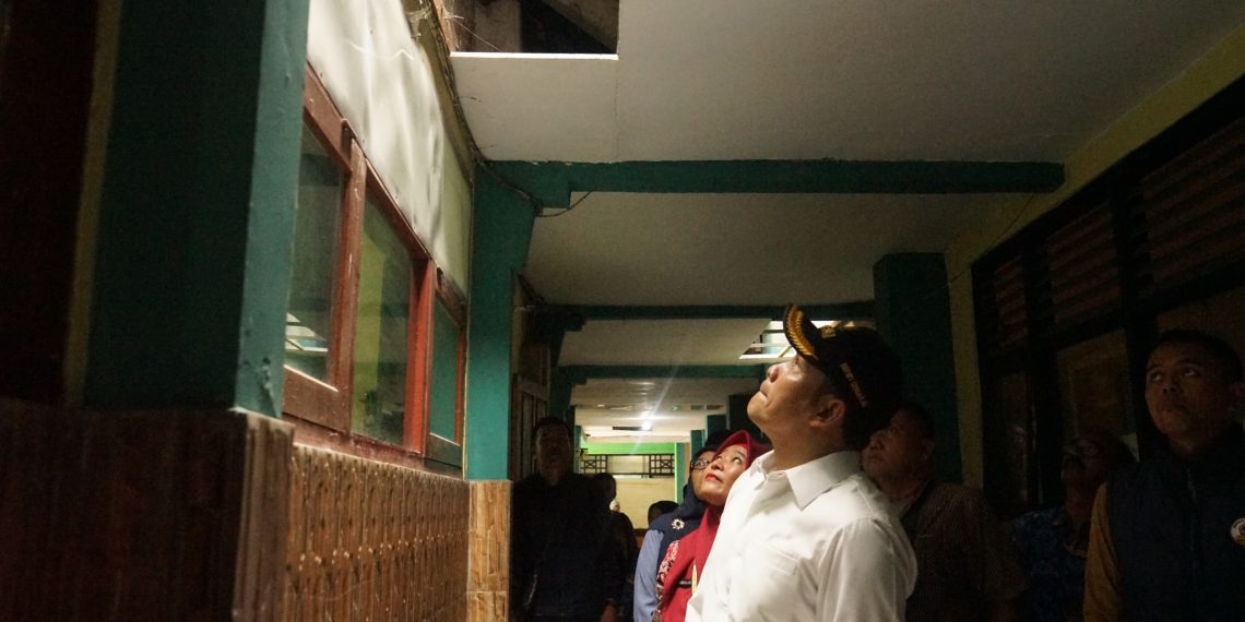 Bupati Subandi Sidak Kerusakan Atap Kelas SMPN 3 Porong