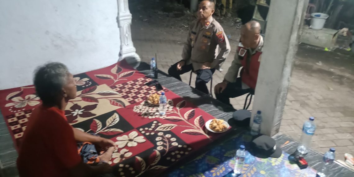 Kapolsek Krian Cangkrukan Kamtibmas Humanis dengan Warga Klagen Tropodo