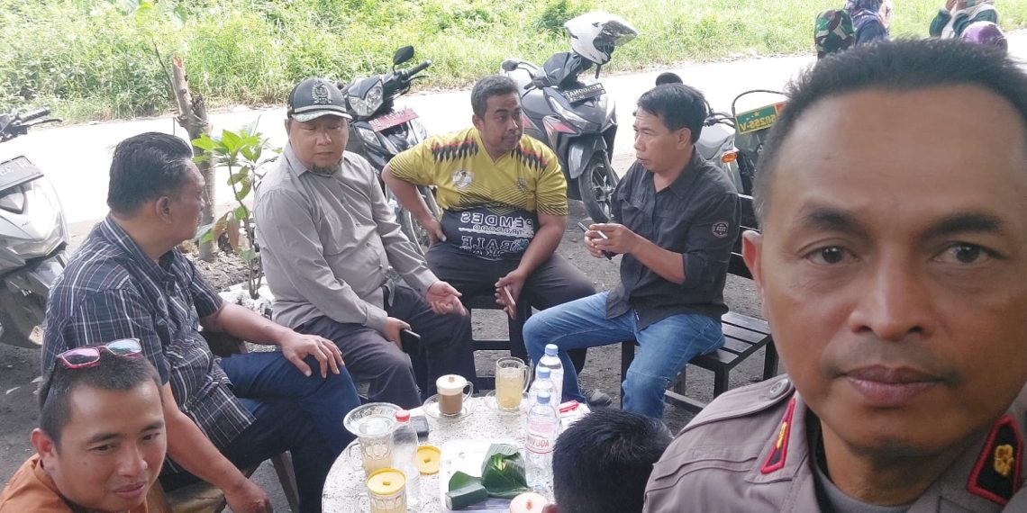 Kapolsek Krian Ngopi Bareng Forkopimka dan Warga, Wujudkan Keguyuban