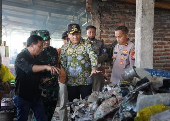 Sidak ke Produsen Tahu di Krian, Bupati Subandi Tawarkan Solusi Alternatif