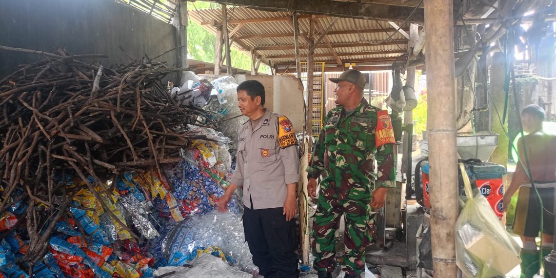 Kapolsek Krian Ajak Bhabinkamtibmas dan Babinsa Sosialisasi Bahaya Bahan B3 di Kampung Tahu Tropodo