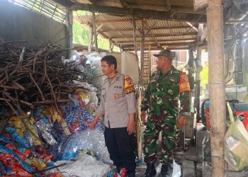 Kapolsek Krian Ajak Bhabinkamtibmas dan Babinsa Sosialisasi Bahaya Bahan B3 di Kampung Tahu Tropodo