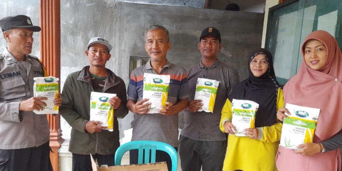 Polsek Porong Salurkan Bantuan Bibit Jagung ke Kelompok Tani