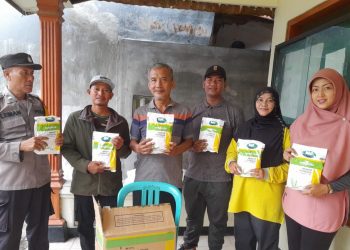 Polsek Porong Salurkan Bantuan Bibit Jagung ke Kelompok Tani