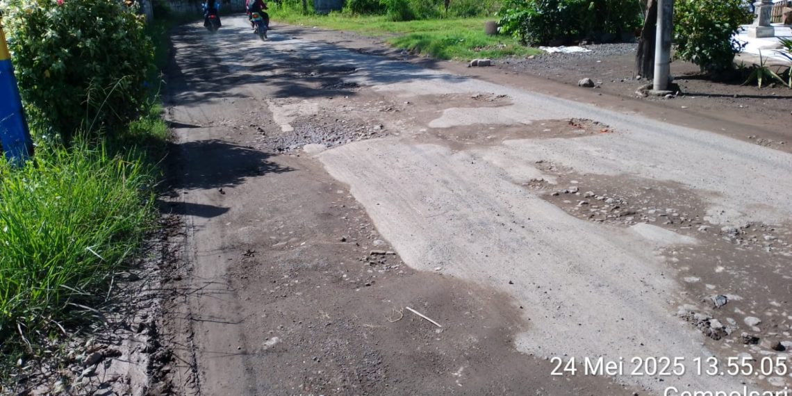 Jalan Raya Dusun Pologunting Desa Gempolsari Rusak Parah