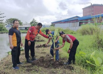 Bhabinkamtibmas Desa Ponokawan Edukasi Ketahanan Pangan, Tanam Pohon Pisang Bersama Warga