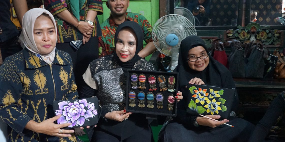 Wakil Bupati Hj Mimik Idayana Apresiasi Ekonomi Kreatif UMKM Lokal di Nine Art Gallery