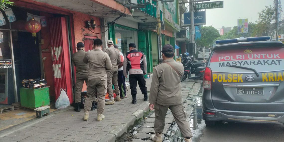 Polsek Krian Bersinergi dengan Satpol PP Tertibkan PKL di Pasar Krian
