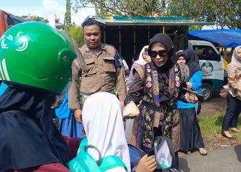 Kembalikan Gaji Wabup ke Masyarakat, Hj Mimik Idayana Bagikan Makanan dan Minuman Gratis ke Warga