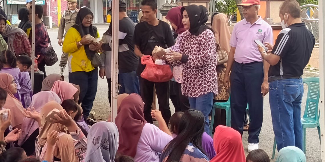 Wabup Hj Mimik Idayana Borong Dagangan PKL dan Bagikan Makanan serta Susu Gratis