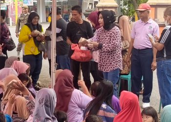 Wabup Hj Mimik Idayana Borong Dagangan PKL dan Bagikan Makanan serta Susu Gratis