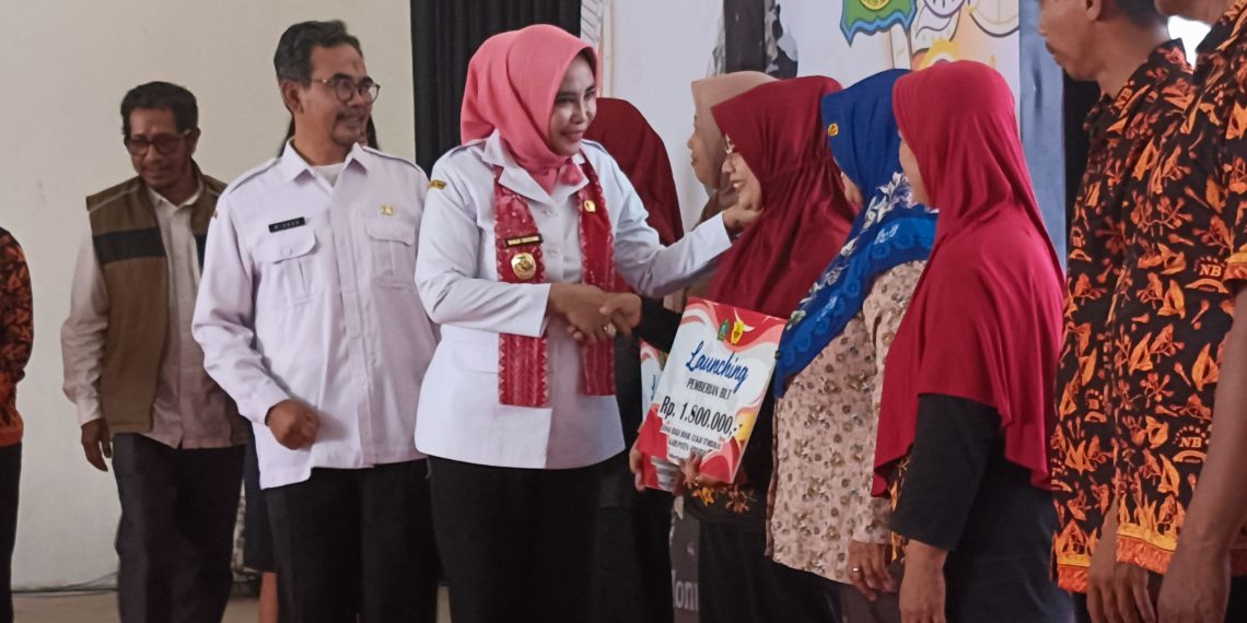 Wabup Hj Mimik Idayana Serahkan BLT Kepada Buruh Pabrik Rokok Sidoarjo