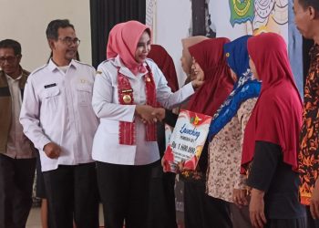 Wabup Hj﻿ Mimik﻿﻿ Idayana Serahkan BLT Kepada Buruh Pabrik Rokok Sidoarjo