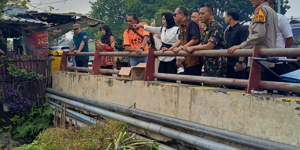 Gercep Respon Laporan Warga, Wabup Hj Mimik Idayana Langsung Perbaiki RTLH, Sungai Kotor dan Jalan Rusak