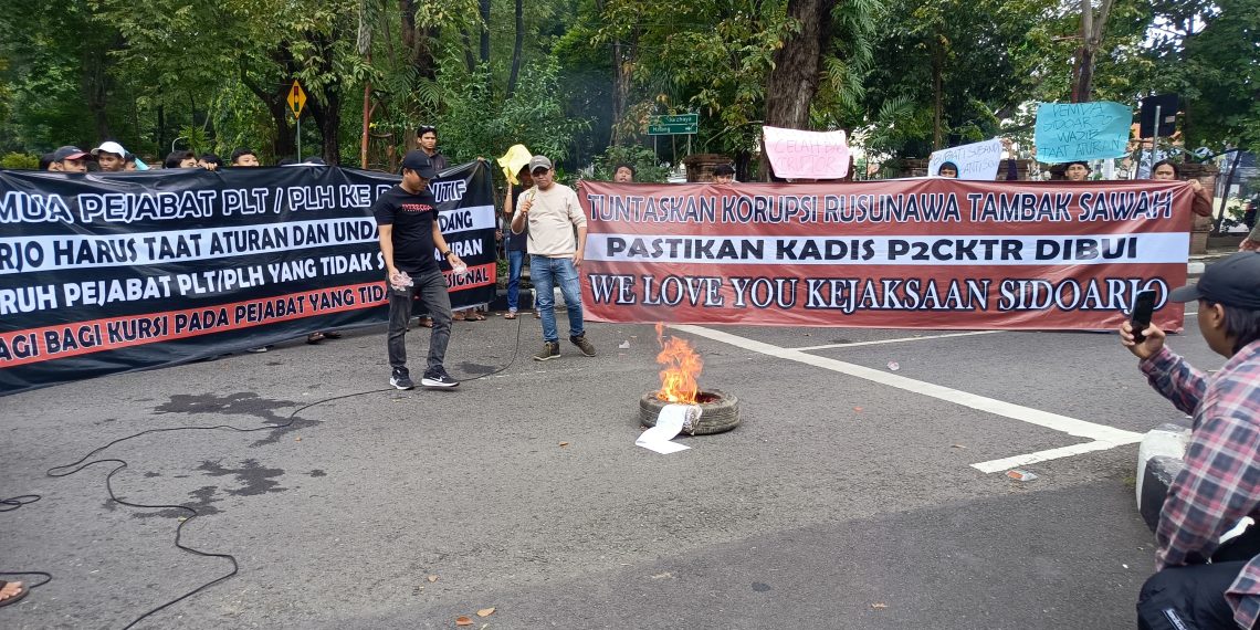 Puluhan Massa Demo Apresiasi Kejari Bongkar Korupsi Rusunawa dan Kritisi Bupati Sidoarjo Angkat Plt Salahi Aturan