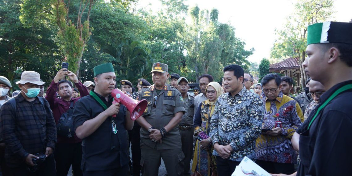 Datangi Pendopo, HMI Cabang Sidoarjo Kritisi 100 Hari Kerja BAIK, Bupati Subandi﻿﻿ Sambut dan Ajak Dialog