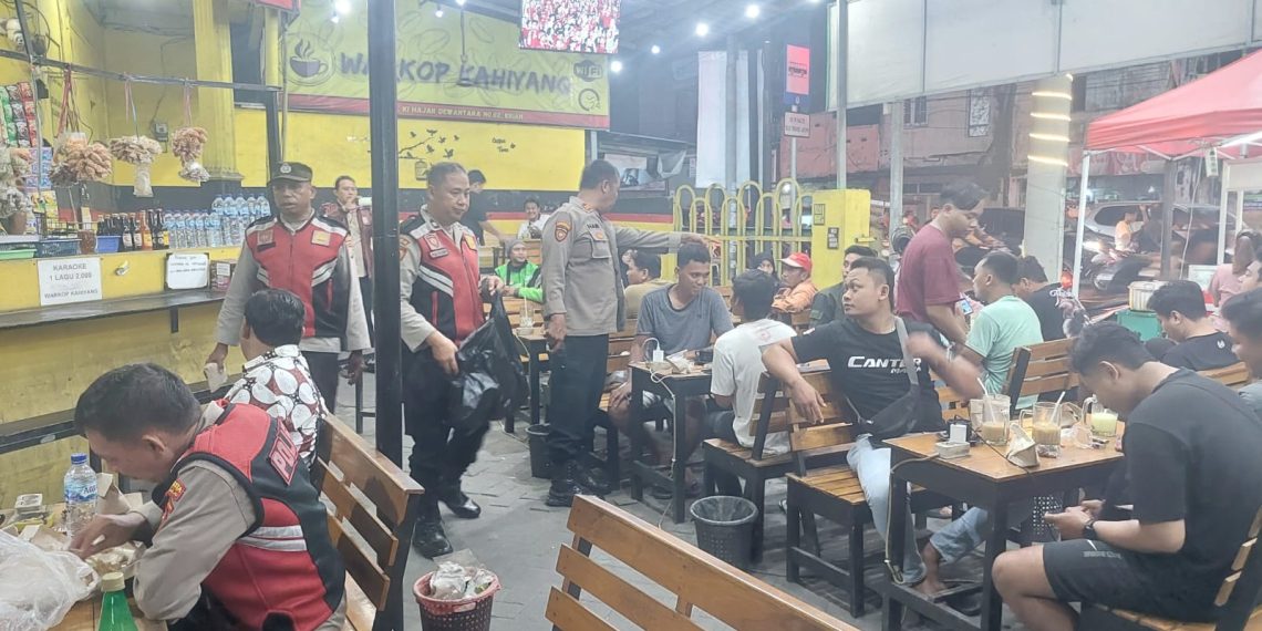 Kapolsek Krian Gelar Nobar Indonesia vs China Bersama Masyarakat
