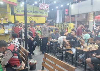 Kapolsek Krian Gelar Nobar Indonesia vs China Bersama Masyarakat