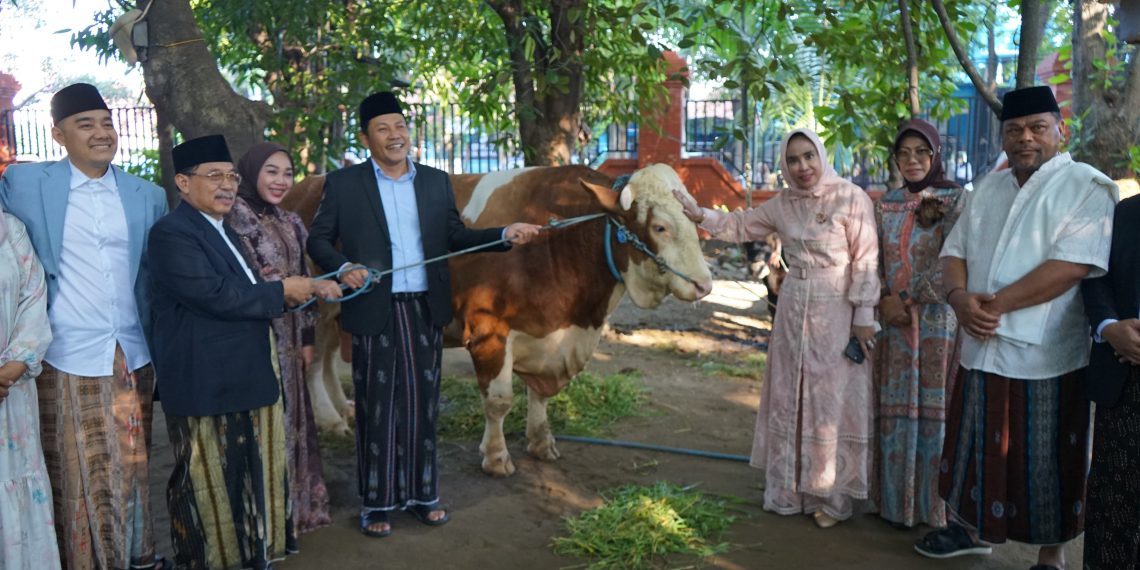Bupati dan Wakil Bupati Sidoarjo Laksanakan Sholat Idul Adha 1446 H Bersama Ribuan Jamaah Di Masjid Agung