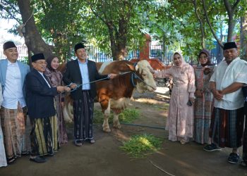 Bupati dan Wakil Bupati Sidoarjo Laksanakan Sholat Idul Adha 1446 H Bersama Ribuan Jamaah Di Masjid Agung