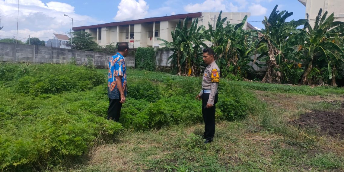 Anggota Polsek Sidoarjo Kota Patroli Pekarangan Pangan Bergizi di Cemengkalang