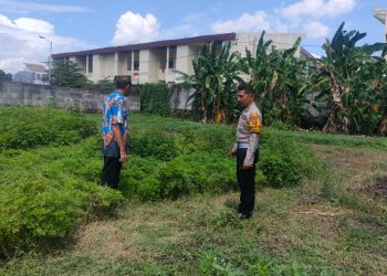 Anggota Polsek Sidoarjo Kota Patroli Pekarangan Pangan Bergizi di Cemengkalang