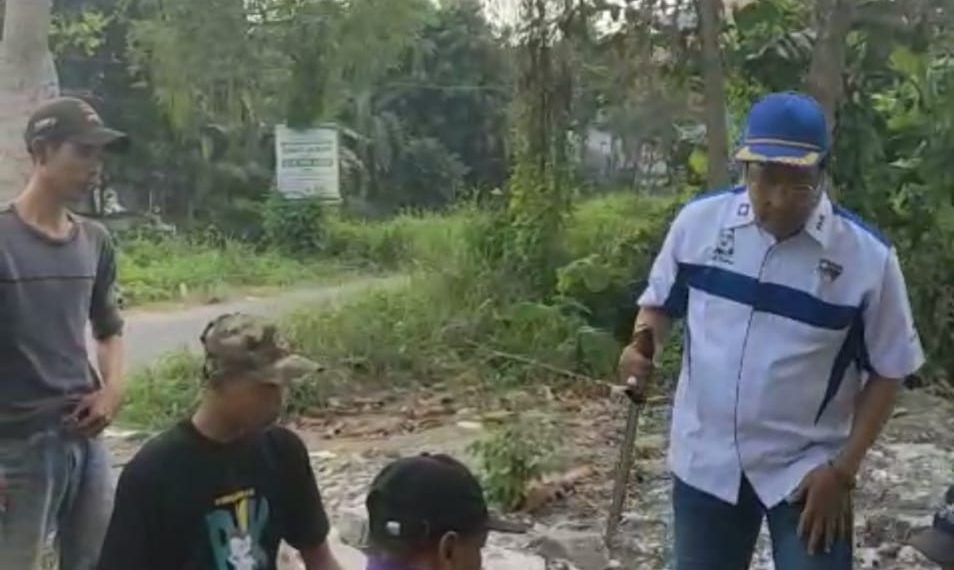 H Khulaim Junaidi Sembelih Sendiri Sapi Kurban dan Daging Dibagikan ke Kader PAN dan Masyarakat