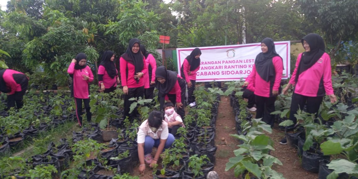 Wujud Dukungan P2L, Polsek Krembung dan Bhayangkari Turun Bareng ke Desa Lemujut