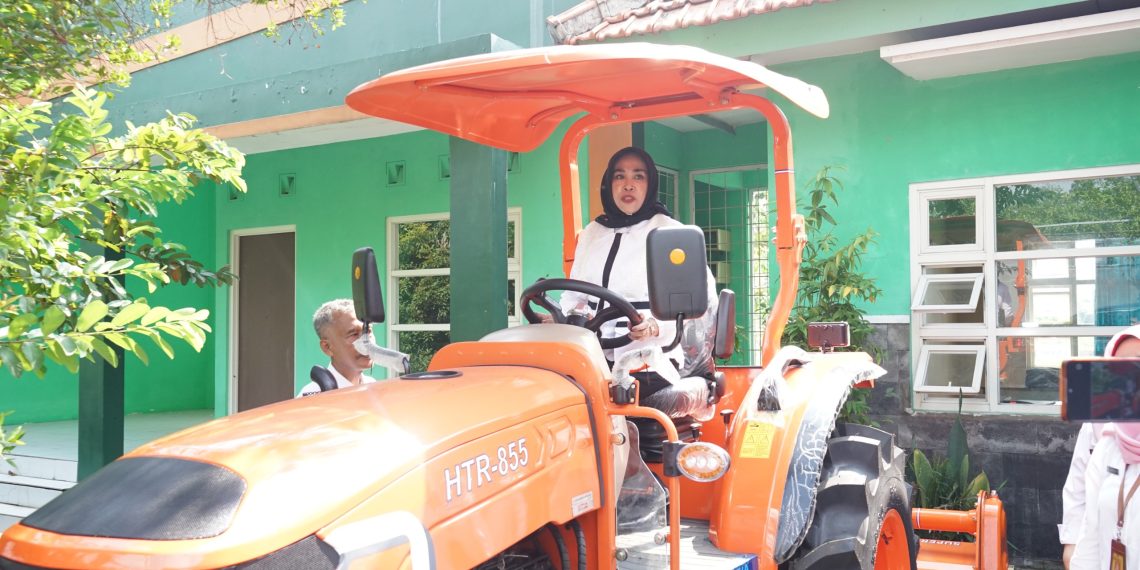 Wabup Mimik Idayana Pastikan Bantuan Alsintan Tepat Sasaran