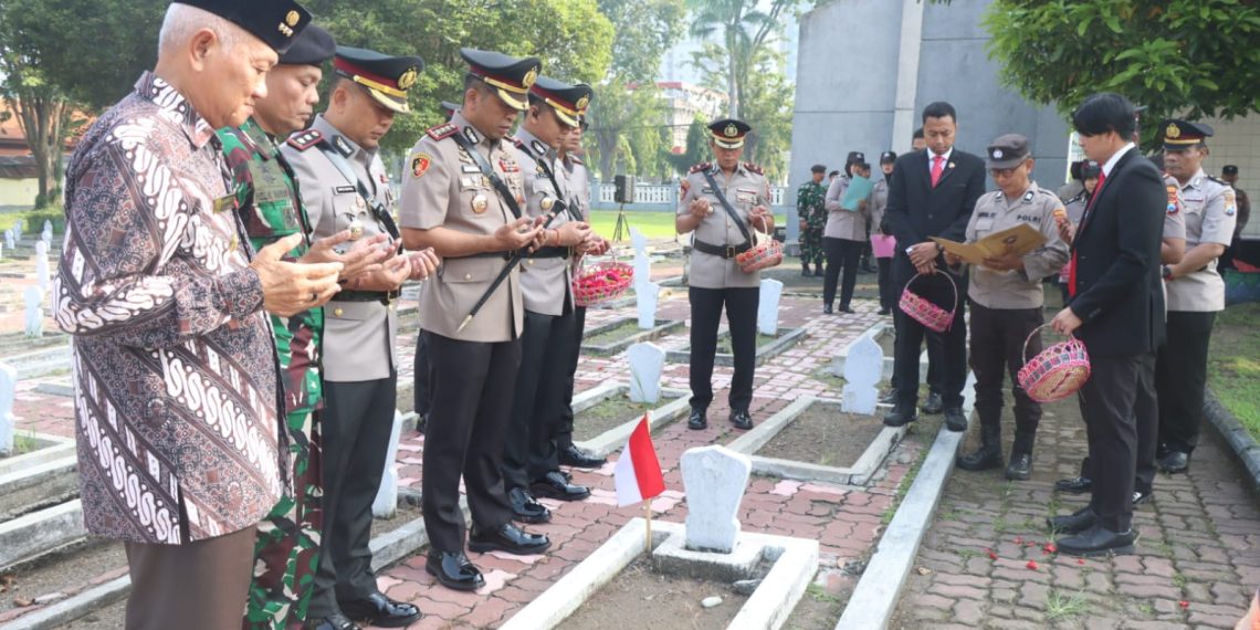 Jelang Hari Bhayangkara ke-79, Polresta Sidoarjo Ziarah dan Tabur Bunga di Makam Pahlawan