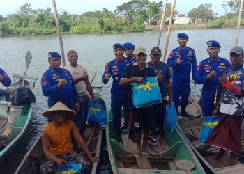HUT Bhayangkara ke-79, Polairud Polresta Sidoarjo Bagikan Sembako untuk Nelayan di Tlocor Jabon