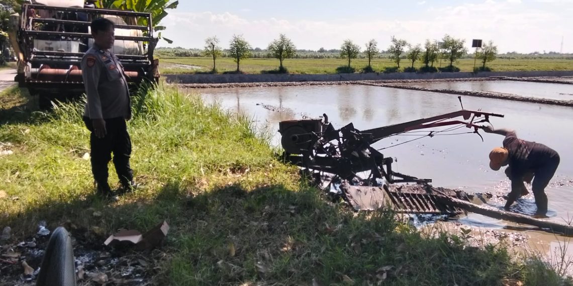Polisi Cinta Petani, Kanit Binmas Polsek Prambon Dampingi Petani Bajak Sawah