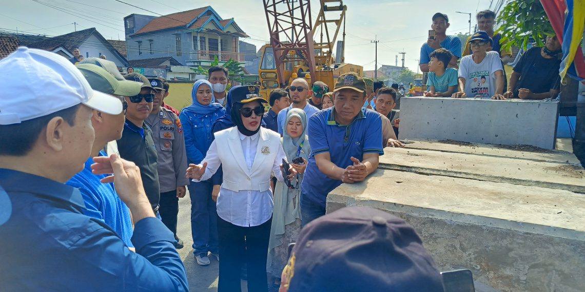 Wabup Sidoarjo Hj Mimik Idayana Sidak Proyek Jalan Beton Gedangan yang Dikomplain Warga