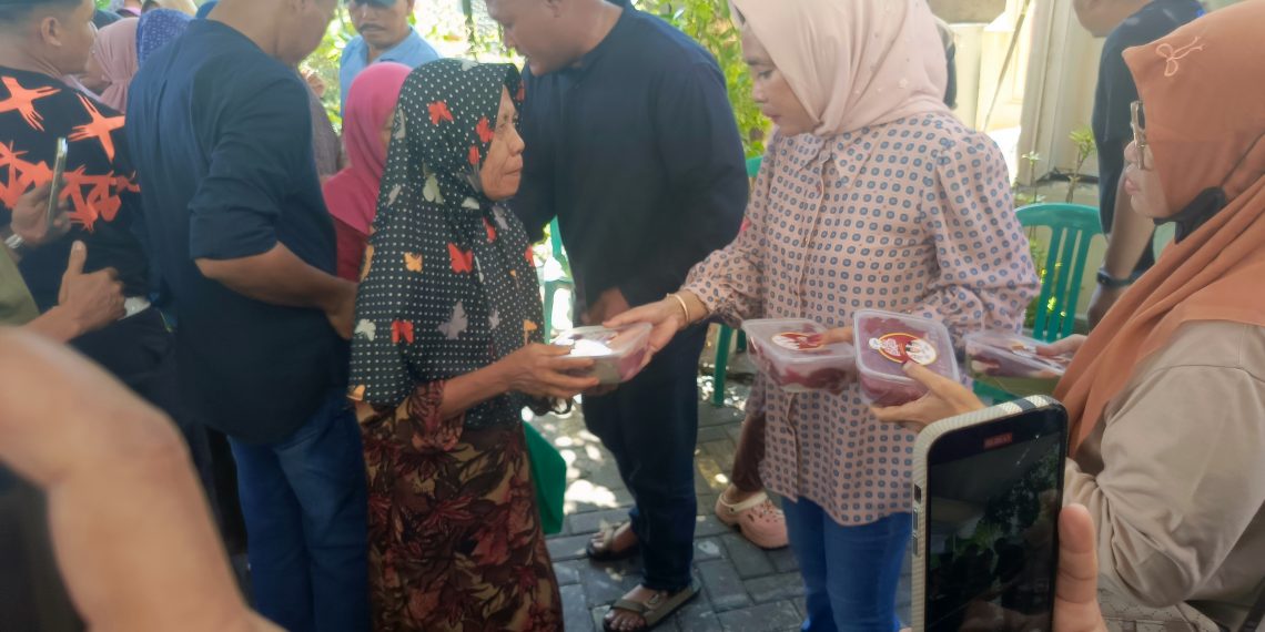 Dinas Pangan Pastikan Daging 15 Sapi Kurban Wabup﻿ Hj Mimik  Idayana﻿ yang Dibagikan Aman Konsumsi