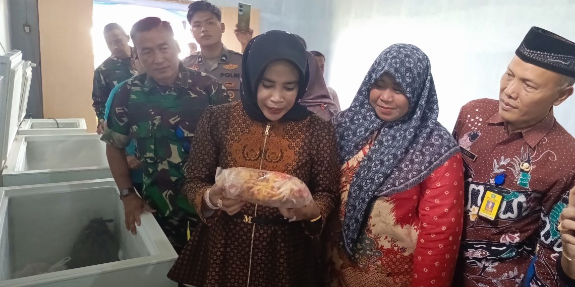 Dapat Bantuan KURDA, Wabup Hj Mimik﻿ Idayana﻿ Resmikan UMKM  Rumah Produksi Ceker Ayam Tanpa Tulang Jabon