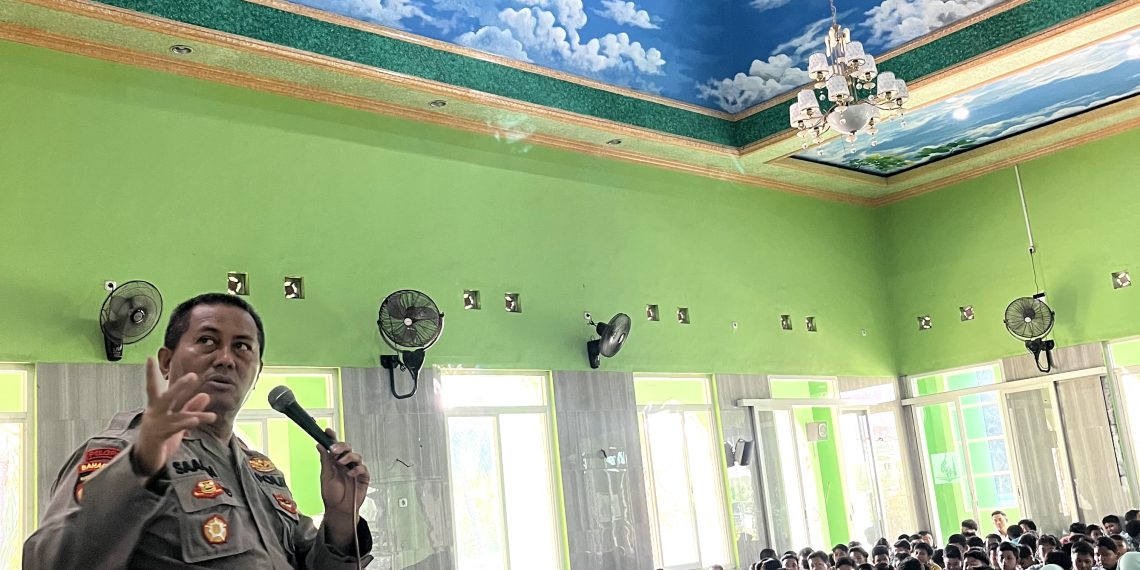 Kapolsek AKP Saadun Beri Edukasi Tertib Lalu Lintas dan Bijak Bermedia Sosial kepada Pelajar SMPN 1 Sukodono