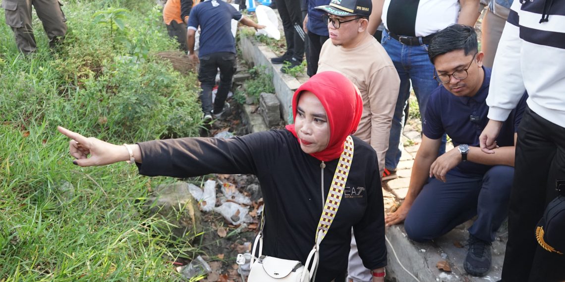 Wakil Bupati Hj Mimik Idayana Pimpin Kerja Bakti Bersama Ribuan Siswa SMAN 2 Sidoarjo