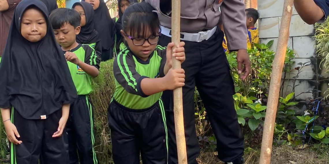 Polisi Edukasi Siswa SD tentang Ketahanan Pangan Lewat Penanaman Sayuran