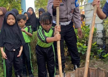 Polisi Edukasi Siswa SD tentang Ketahanan Pangan Lewat Penanaman Sayuran