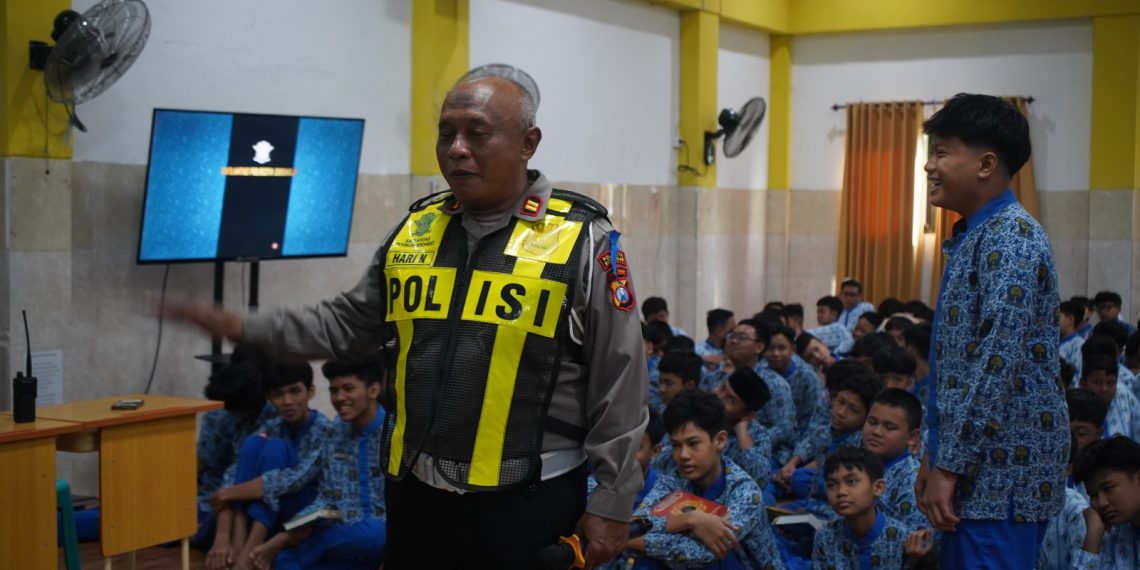 Kanit Lantas Polsek Taman Edukasi Tertib Lalin dan Anti-Bullying ke Siswa Baru SMP Muhammadiyah 2