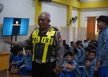 Kanit Lantas Polsek Taman Edukasi Tertib Lalin dan Anti-Bullying ke Siswa Baru SMP Muhammadiyah 2