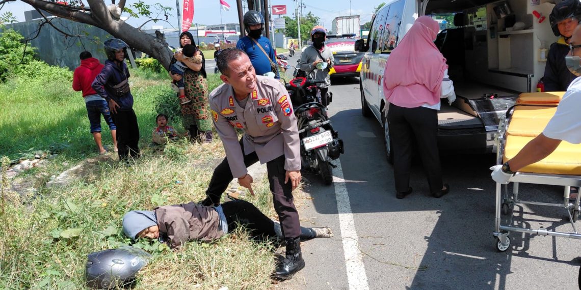 Kapolsek Taman Sigap Tangani Korban Laka Lantas di Jalan Raya Trosobo