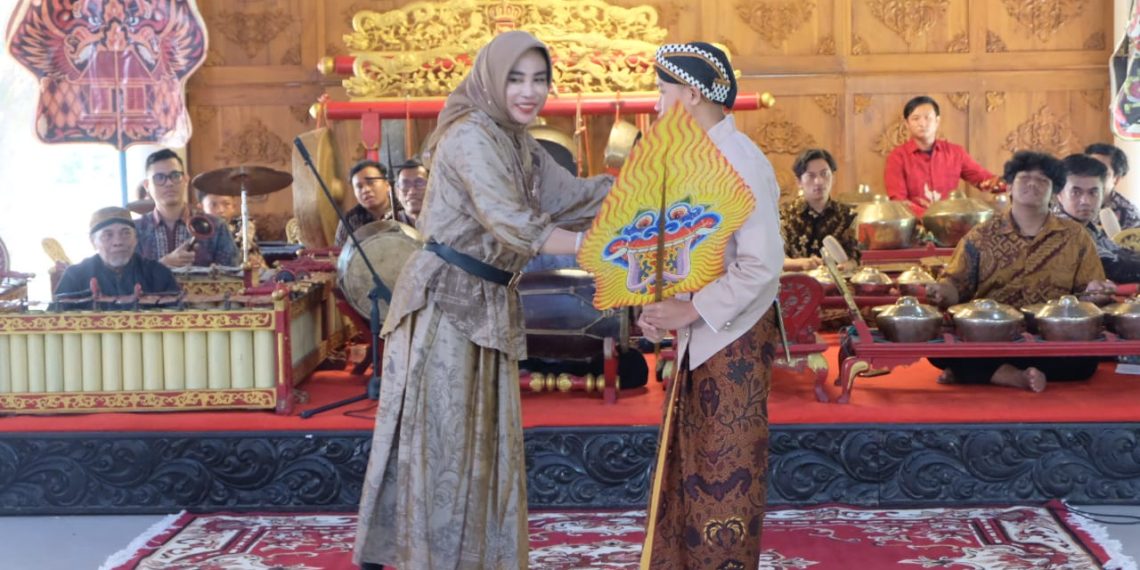 Buka Festival Gamelan Kahuripan, Wakil Bupati Hj Mimik Idayana Apresiasi Generasi Muda Pecinta Seni Budaya