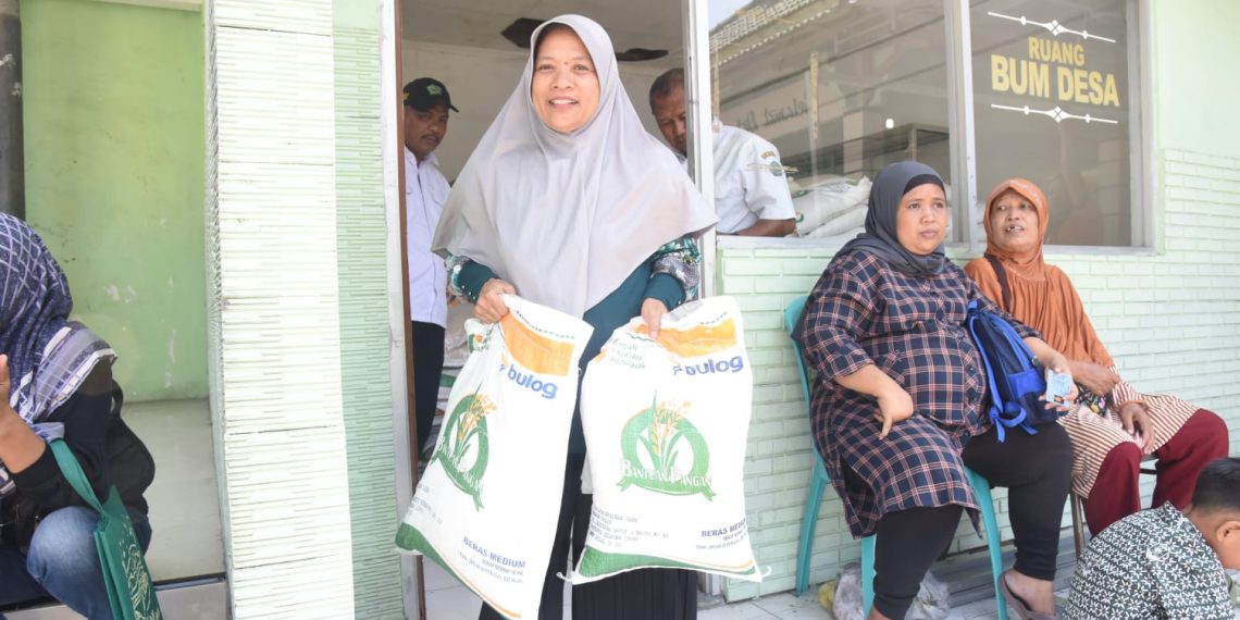 Bupati Subandi dan Wabup Mimik Idayana Kompak Salurkan Bantuan Pangan di Sidoarjo