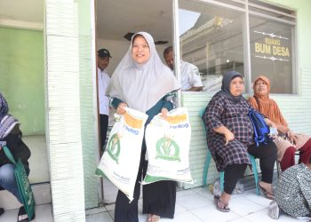 Bupati Subandi dan Wabup Mimik Idayana﻿  Kompak  Salurkan Bantuan Pangan di Sidoarjo