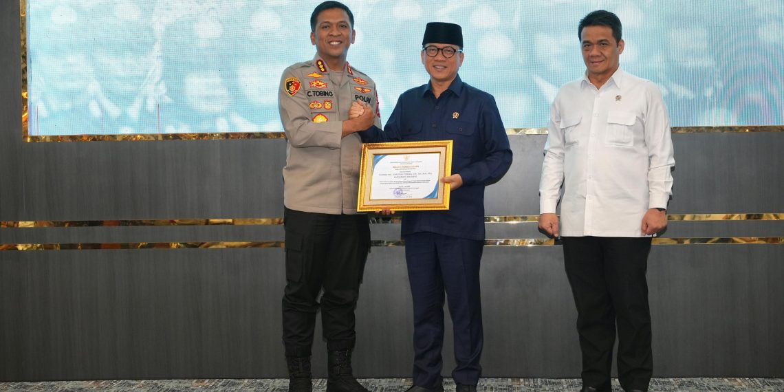 Pemberian Penghargaan Kementerian Desa PDT kepada Polresta Sidoarjo