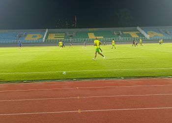 Bersama Gus Kautsar, Wabup Hj Mimik Idayana Saksikan Sepakbola Legendary dan Para Gus Pondok Pesantren