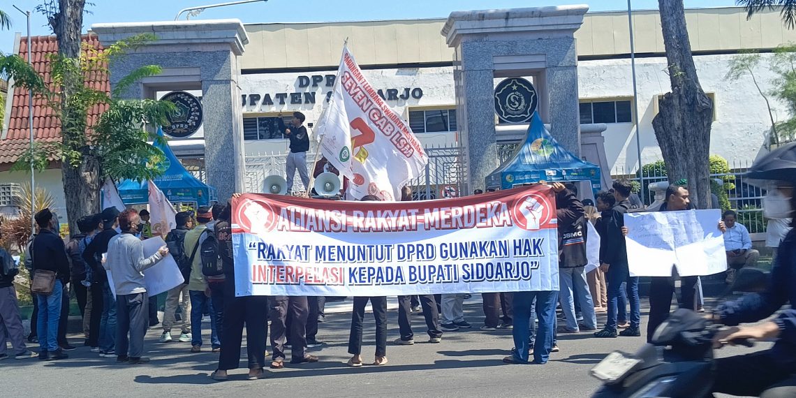 Puluhan Massa Aliansi Rakyat Merdeka Demo Tuntut DPRD Sidoarjo Gunakan Hak Interpelasi Pelaksanaan APBD 2024